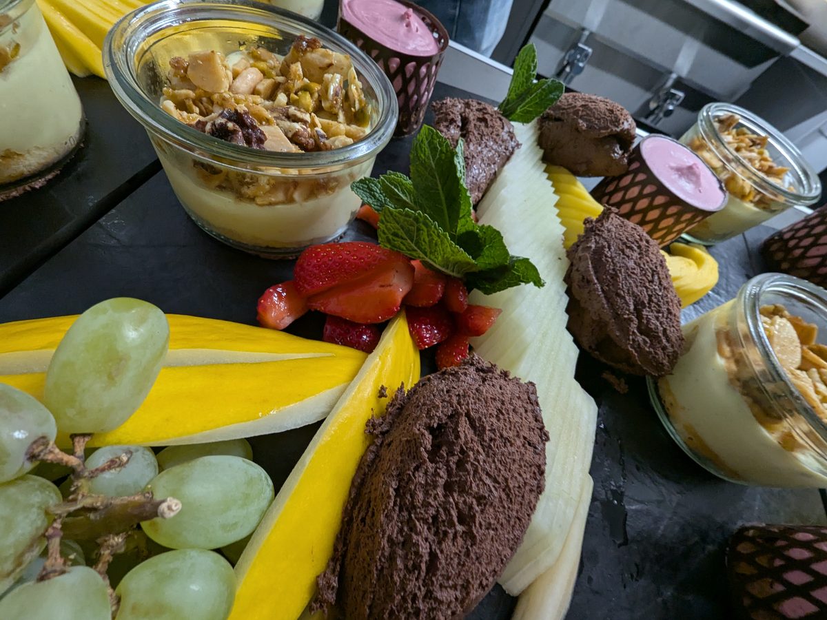Dessert-Auswahl mit Mousse, Obst und Gläsern