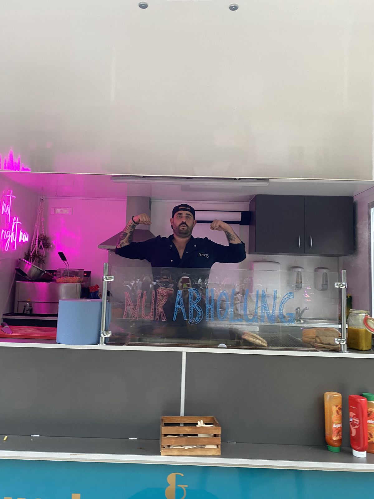 Koch im Food Truck von Rausch und Genuss