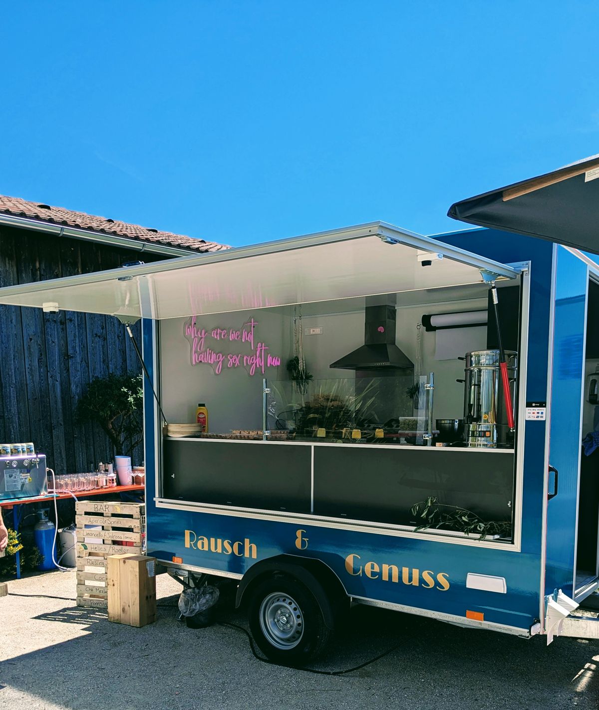 Theke des Food Trucks beim Catering