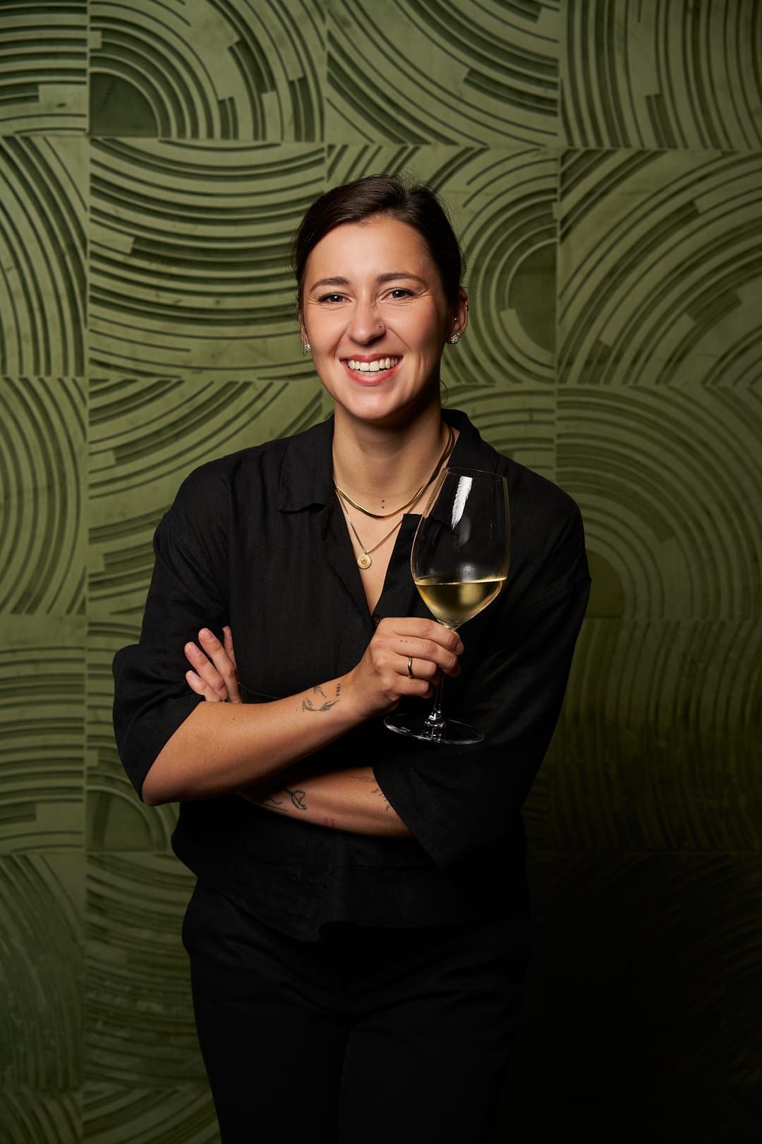 Sommelière Paulina Kallenberg mit einem Glas Weißwein