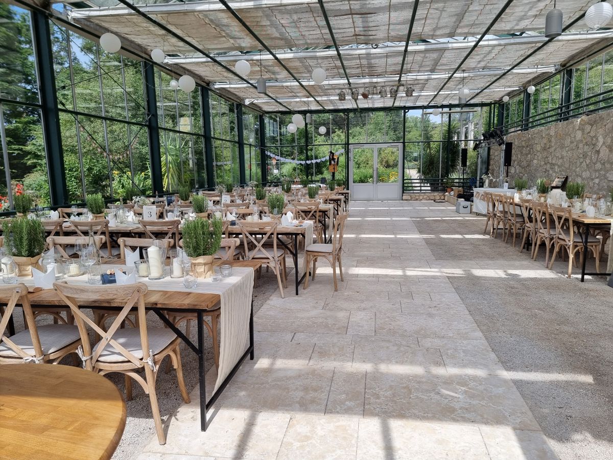 Festlich gedeckte Tische für ein Hochzeitscatering in der Orangerie