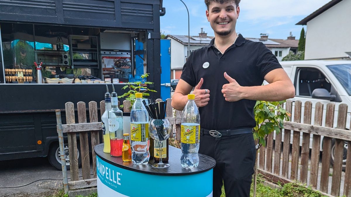 Mobile Cocktailbar mit Barkeeper bei einer Veranstaltung